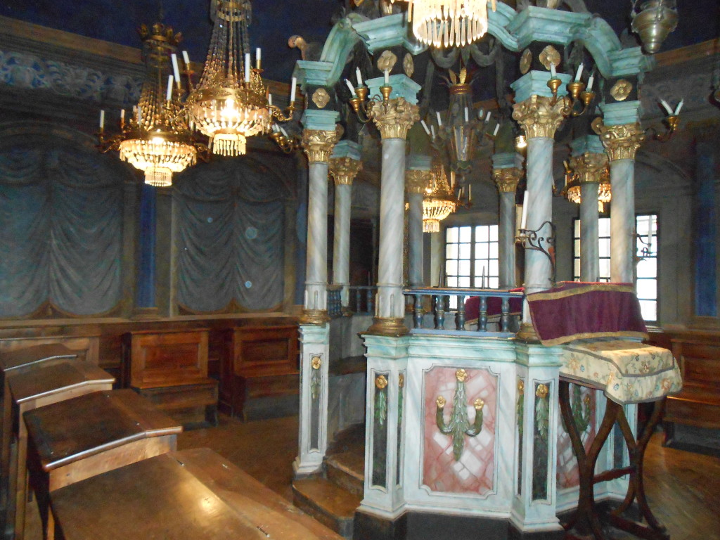 Interno della sinagoga di Mondovì e tevah - foto di Leslie Mcbride Wile