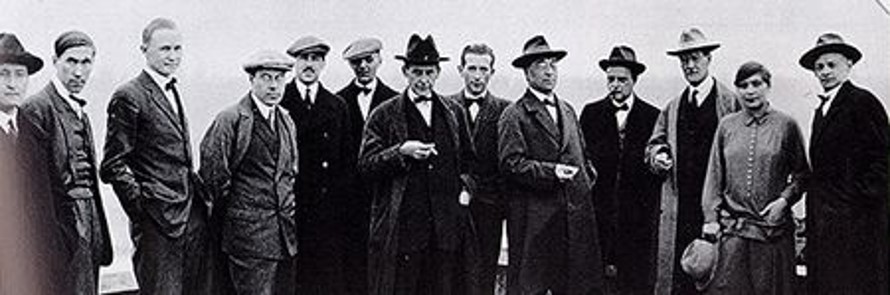 I docenti nel 1926 (il settimo da sx è Gropius)
