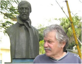 Daniel ARANJO, nel settembre del 2011, davanti alla statua di Toulet (ammiratore di Saffo)–Foto di Swiencinski, a Curepipe (Isole Mauritius)