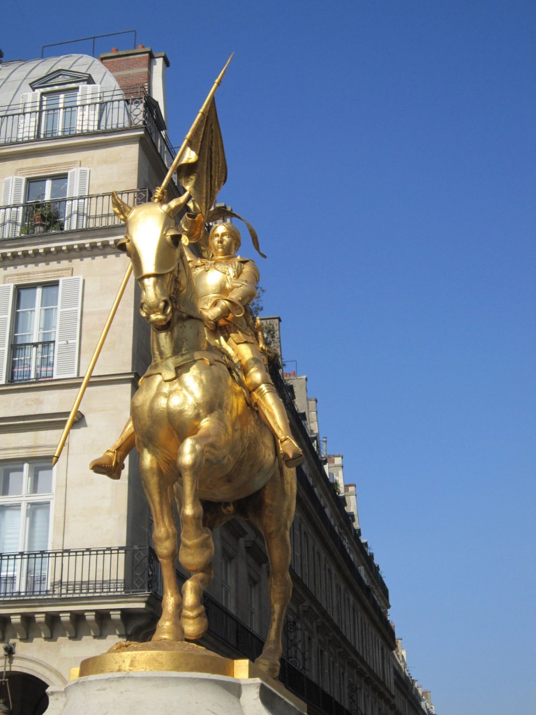 Statua di Giovanna d'Arco a Parigi (Public Domain)