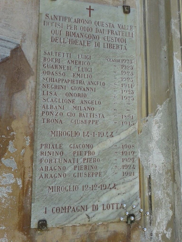 Lapide commemorativa posta sulla chiesetta del Pellone