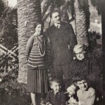 I piccoli Italo e Floriano Calvino con pinocchio, insieme ai genitori Mario ed Eva Mameli (quel Mameli!) con la nonna nel parco di Villa Meridiana a Sanremo. La foto si trova nella biblioteca di Sanremo.