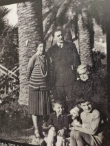 I piccoli Italo e Floriano Calvino con pinocchio, insieme ai genitori Mario ed Eva Mameli (quel Mameli!) con la nonna nel parco di Villa Meridiana a Sanremo. La foto si trova nella biblioteca di Sanremo.